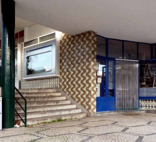 Centro Comercial do Restelo, Lisboa, 1949-1956. Raúl Chorão Ramalho (arquitetura) e Querubim Lapa (revestimento em azulejo)