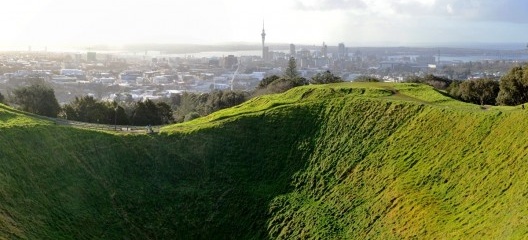 Mount Eden, um dos mais de 50 vulcões que fazem parte da paisagem de Auckland, 2016