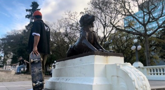 Skatista na praça da Matriz, Porto Alegre RS
