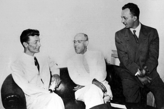 Fotografia na sede do Iphan na Rua Marconi em 1944; da esquerda para a direita, Bruno Giorgi, Mário de Andrade e Luís Saia