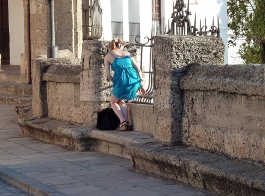 ... a bela moça de vestido azul volta a se sentar.