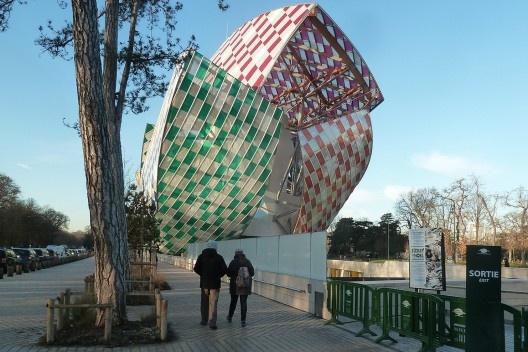 Fondation Louis Vuitton em Paris; antiga Rodoviária de São Paulo, hoje demolida
