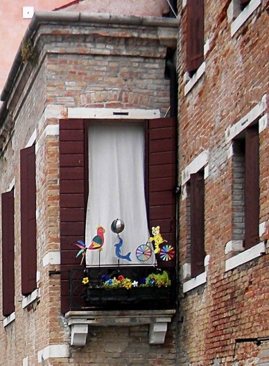 Janela com objetos decorativos, Veneza