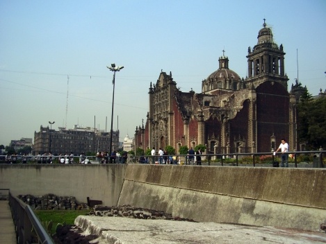 Construções coloniais sobrepostas às construções astecas