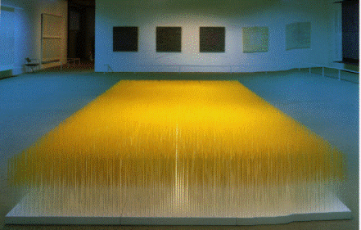 Jesús Soto, Extension jaune et blanche, 50x300x900 cm. Exposición Centre Pompidou, 1979