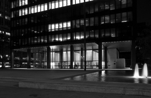 Edifício Seagram, Nova York, 1958. Arquitetos Ludwig Mies van der Rohe e Philip Johnson