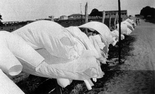 Foto com a legenda \"Roupas freudianas, Fortaleza 5-VIII-27 Fotografia Refoulenta Refoulement\"