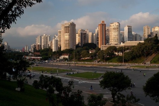 Praça Charles Miller após escavação pelo “piscinão” e recomposição na década de 1990