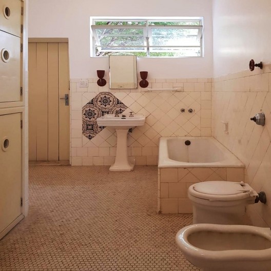 Banheiro da Casa, com quantidade generosa de espaço e de peças sanitárias