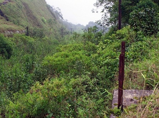 Acima, conjunto residencial do terceiro patamar do segundo sistema funicular na época de operação; abaixo, situação do local em 2007