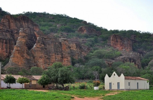E é só a gente se afastar um pouco da cidade que a imponência da Serra da Capivara dá as caras.