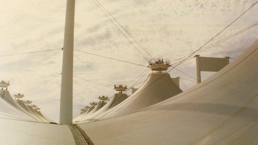 Aeroporto internacional King Abdul Aziz, exemplo de apoios pontuais. Escritório Skidmore, Owings & Merrill