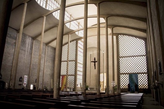 Igreja Matriz São Luis Gonzaga, Brusque. Arquiteto Gottfried Böhm. Perspectiva interna