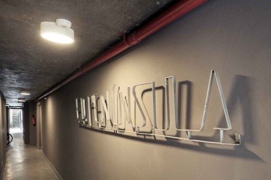 Edifício Península, corredor de acesso, Porto Alegre, Brasil, 2013. Arquitetos Cristiano Kunze e Nathalia Cantergiani