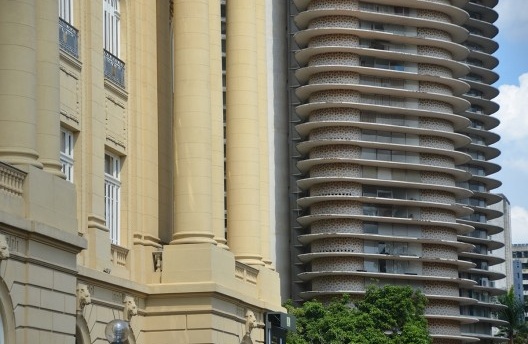 Detalhe da interação entre as fachadas do Centro Cultural Banco do Brasil e do Edifício Niemeyer, Praça da Liberdade, Belo Horizonte