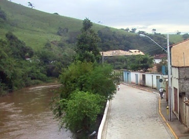 Rio Paraitinga, que circunda a cidade