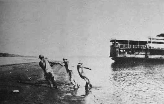 Puxando cabo pra consertar palheta – 8-VII-27, foto e legenda de Mário de Andrade