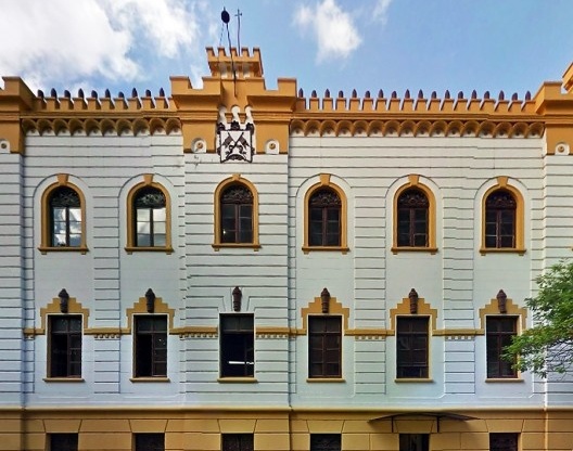 Vista frontal da platibanda vazada e da disposição das janelas no edifício do antigo Quartel General do Exército, Porto Alegre