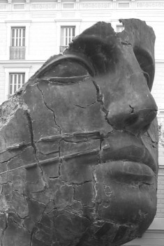 \"Eu acabo de perder a cabeça. Não saia do meu lado\", Chuva, suor e cerveja, Caetano Veloso (na fotografia, transeuntes observam uma obra do escultor polonês Igor Mitoraj em Rambla Catalunya, Barcelona, 2007)