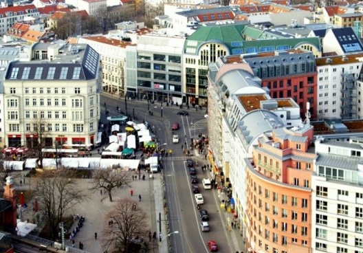 Hackescher Markt, no velho Mitte de Berlim, restaurado por Götz Bellmann e Walter Böhm, 1996-98