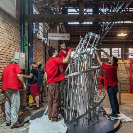 Monumento à III Internacional de Vladmir Tátlin, maquete produzida pela Goma Oficina, em início de desmontagem