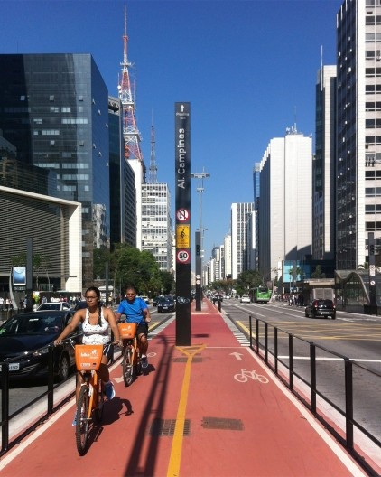 Mãe e filho andando de bicicleta em ciclovia de São Paulo
