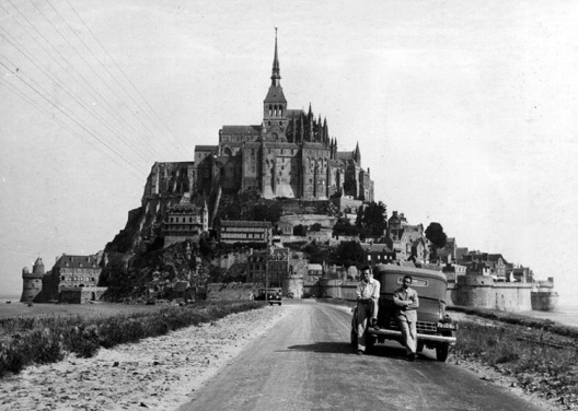 Estrada ante o Mont Saint Michel