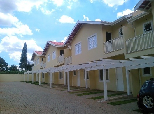 Vila das Camélias: conjunto de casas geminadas, com pequenos terraços e pérgulas usadas como cobertura para carros, muito recorrente neste tipo de empreendimento. Campinas