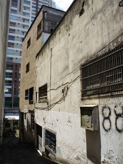 Empena lateral em processo de deterioração