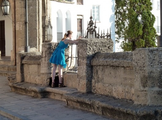 Uma máquina fotográfica! A garota aponta para a bela paisagem e clica várias vezes.