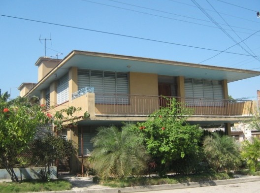 Ejemplos distintivos de la arquitectura moderna desarrollada por Félix Antonio Muñoz Cusiné en el tema de la vivienda individual, en Santiago de Cuba.