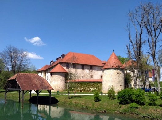 Rio Krka e o antigo castelo de Otočec, sede do hotel Grad Otočec