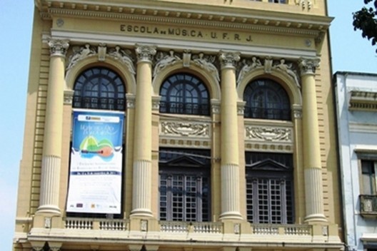 Detalhe do nível intermediário da fachada.