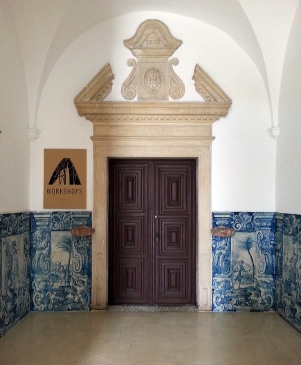 A entrada da antiga capela. O edifício em que a escola está instalada já foi um convento