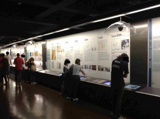 Linha do Tempo: a maior parte dos visitantes é atraída especialmente pelos pontos de luz do painel, sejam eles monitores touch, TVs ou backlights, Museu da Língua Portuguesa, São Paulo