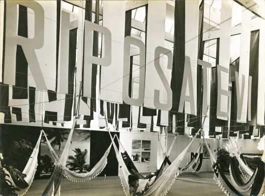 Exposição “Três pavilhões de Sérgio Bernardes”, Pavilhão Riposatevi, XIII Bienal de Milão, 1964. Arquiteto Lúcio Costa