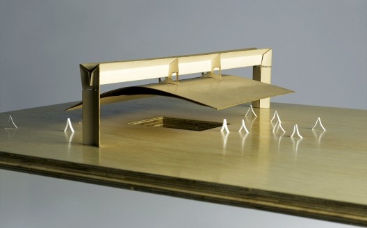 Renovação urbana da \"Praça do Patriarca\", São Paulo, SP, Brasil, projeto realizado, 1992-2002. Maquete. Cartolina, balsa e acrílico, 15x80x55 cm