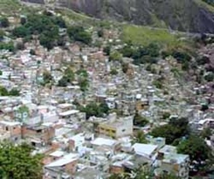 O lamentável muro da favela carioca