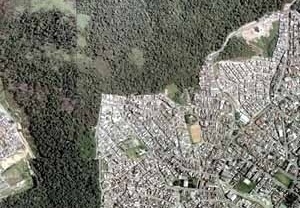 O PEFI é um fragmento de área verde isolado na cidade, na foto aérea vemos sua porção sul, divisa com o Município de Diadema. Em todo o parque a pressão nas bordas é muito intensa e são comuns as invasões e os depósitos de lixo
