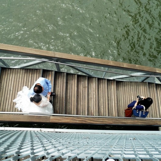 Fotógrafa pode estar distraída batida pelo vento forte do píer de Nova York!