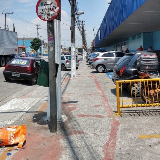 Ciclofaixa apagada em meio a um fluxo intenso de entrada e saída de veículos no Supermercado Nagumo, na Av. Oliveira Freire