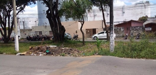 Descarte de lixo nos canteiros, bairro Potengi, Natal RN