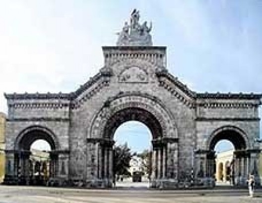 Puerta Norte de la Necrópolis habanera
