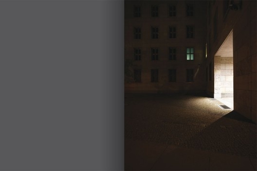 Edifício do antigo Ministério da Aviação em Wilhelmstrasse, hoje Ministério das Finanças. Edifício nazista mais importante ainda existente em Berlim. Exposição \"Berlinscapes\"