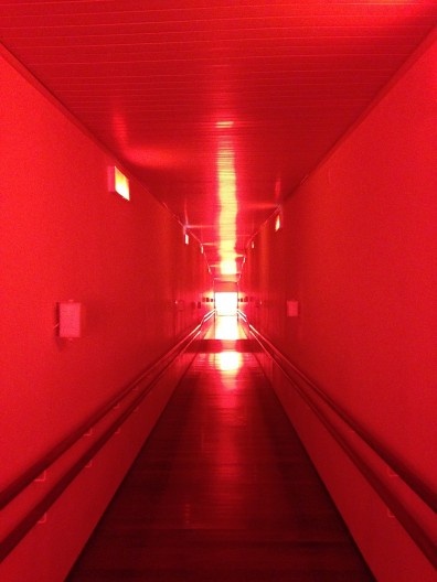 Passarela de ligação entre o edifício modernista e o palacete D. João VI com luz avermelhada, Museu de Arte do Rio – MAR, Rio de Janeiro