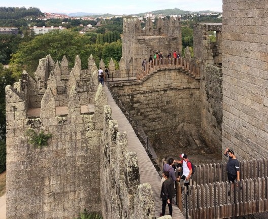 Castelo de Guimarães, cuidado com o original e com o visitante