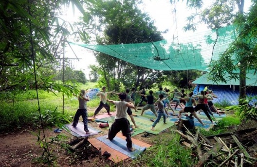 Voluntários praticando yoga pela manhã no Projeto Mindfulness, Tailândia, agosto, 2016