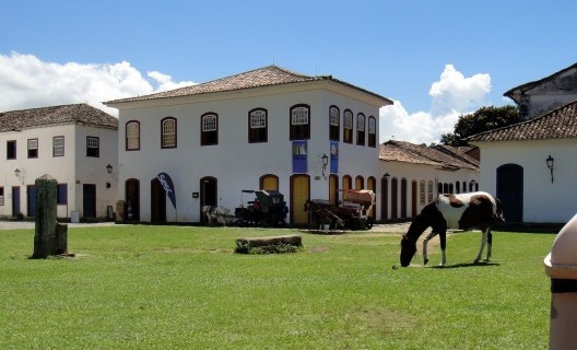 Praça gramada em Paraty