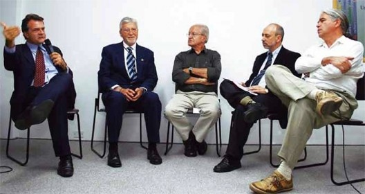 Diretores de IEAs brasileiros: Ricardo Caldas (Ceam-UnB), Guilhermo Juan Creus (Ilea-UFRGS), César Ades (IEA-USP), Pedro Paulo Funari (Ceav-Unicamp) e Maurício Loureiro (Ieat-UFMG)