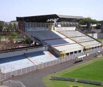Estádio da Fonte Luminosa. Ao fundo, o Gigantão